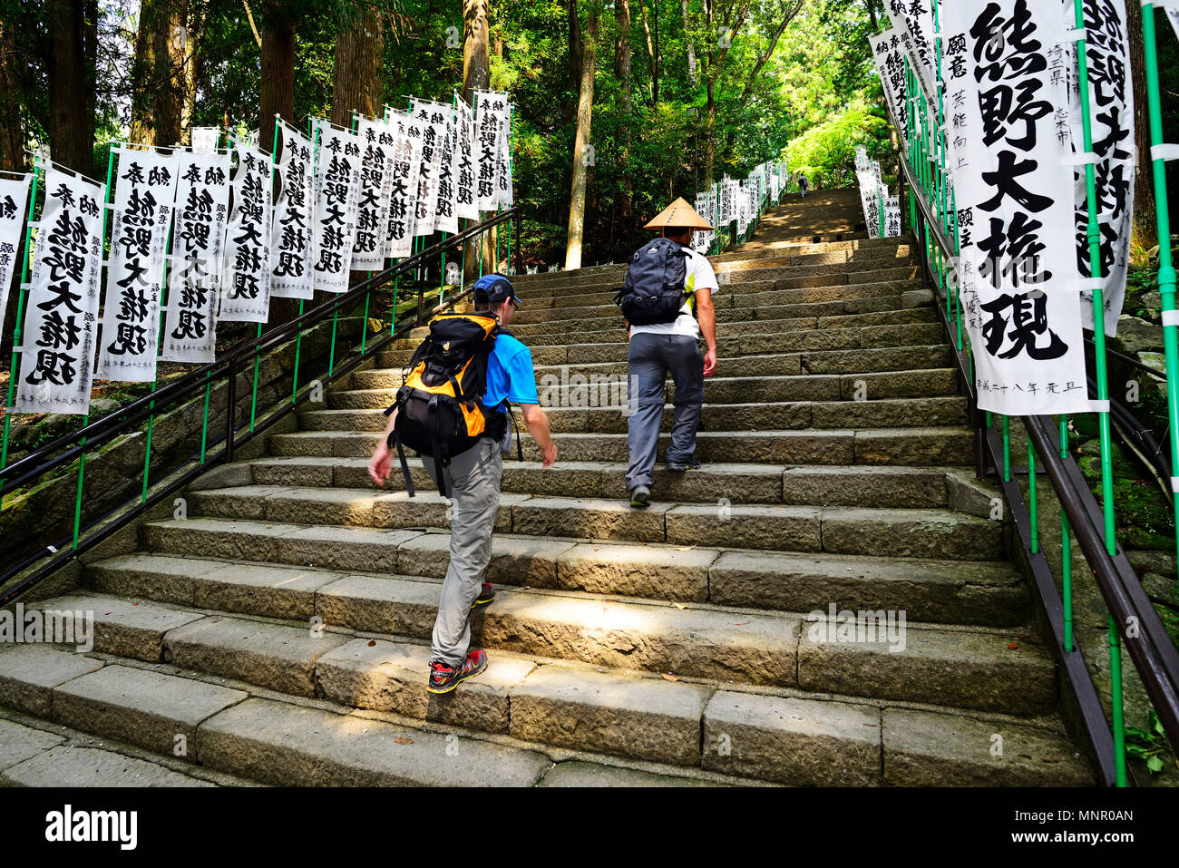Touristen auf dem Weg nach Kumano Hongu Taisha, Grand Schrein, Nakahechi Route, Kumano Kodo Pilgerweg, Kii Berge Stockfoto