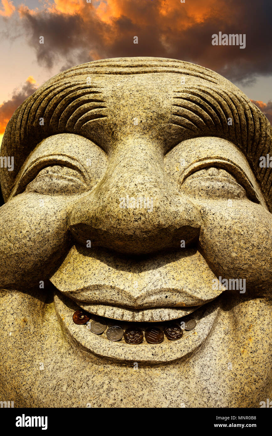 Ebisu Buddha mit Münzen in den Mund, Kumano Nachi Taisha Grand Schrein, Nakahechi Route, Kumano Kodo Wallfahrt, Kii-Mountains Stockfoto