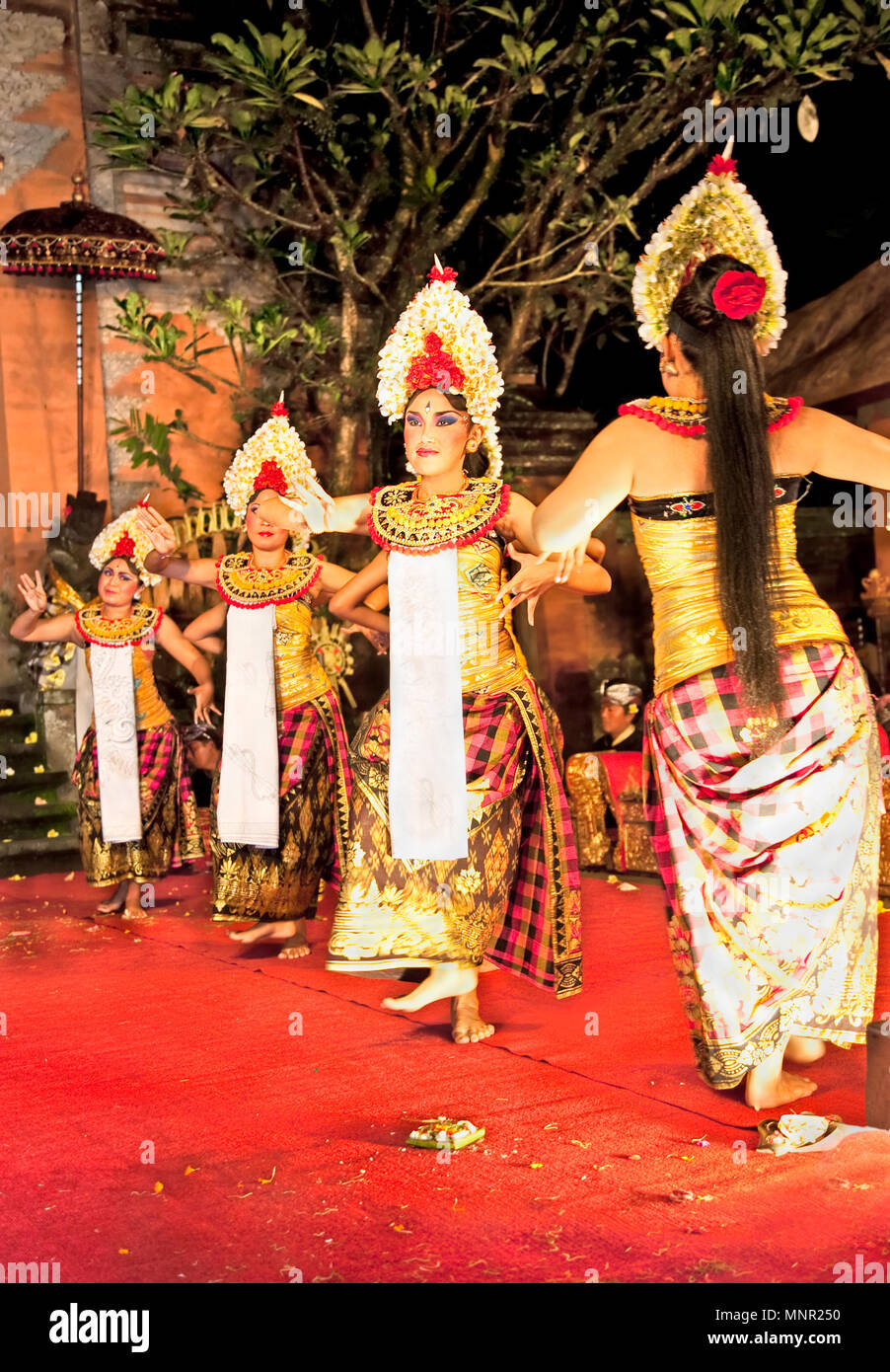 BALI - Januar 19: Legong Trance & Paradies Tanz Veranstaltungsort Ubud Palace. Ubud ist das Haus der traditionellen Kultur in Bali. Januar 19, 2012 in Bali, Indone Stockfoto