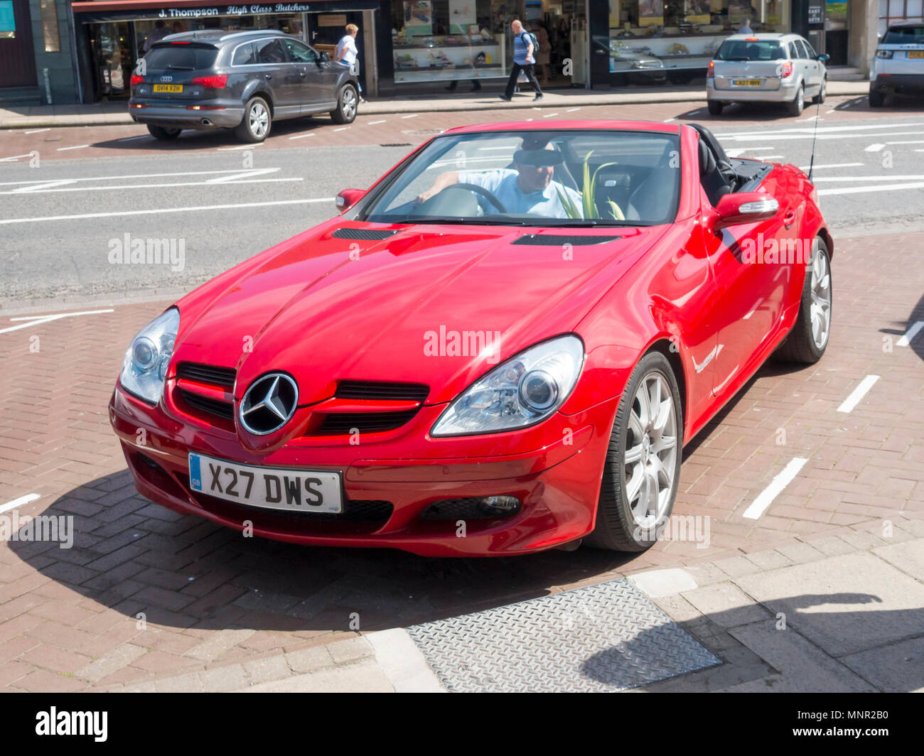 Ein 2000 registrierte roten Mercedes Benz SLK-Roadster Motor Car Stockfoto