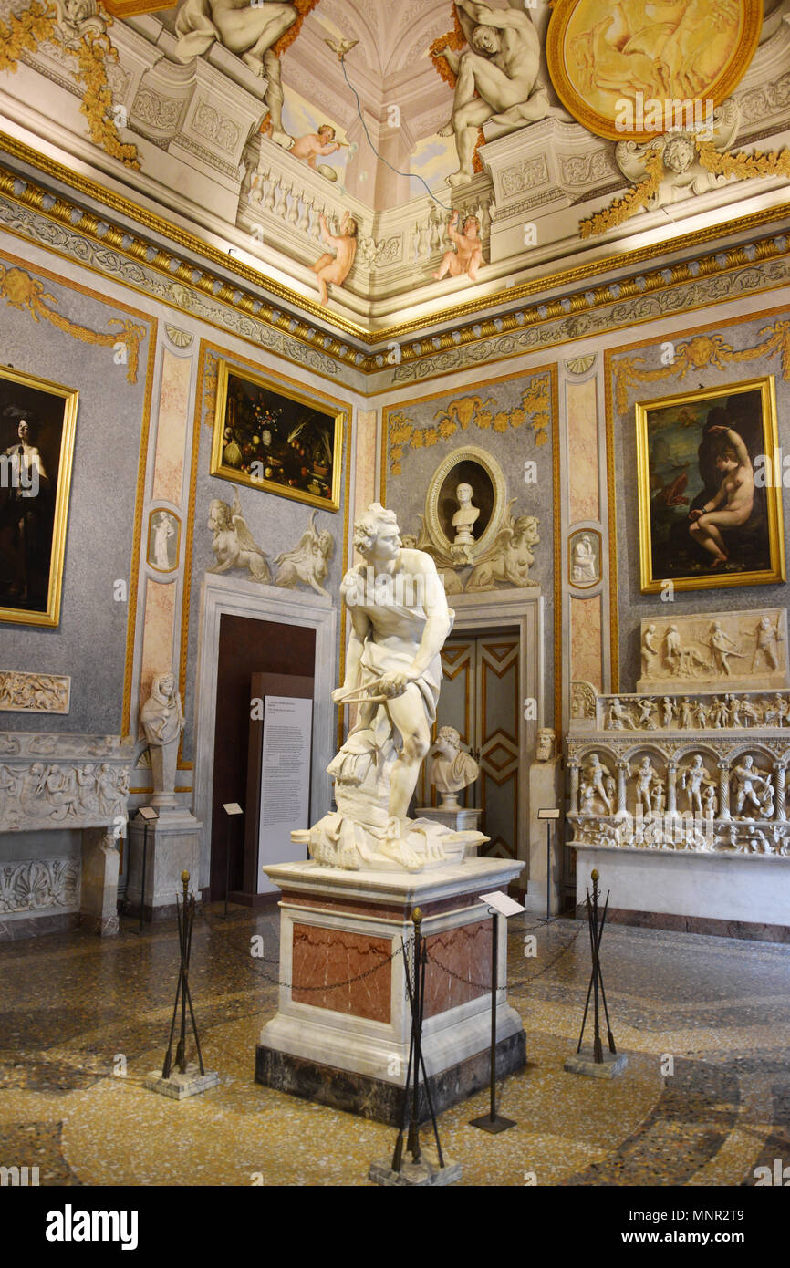 David ist eine lebensgroße Marmorskulptur von Bernini (1623-4) in der Galleria Borghese (Galleria Borghese) in Rom, Italien. Stockfoto