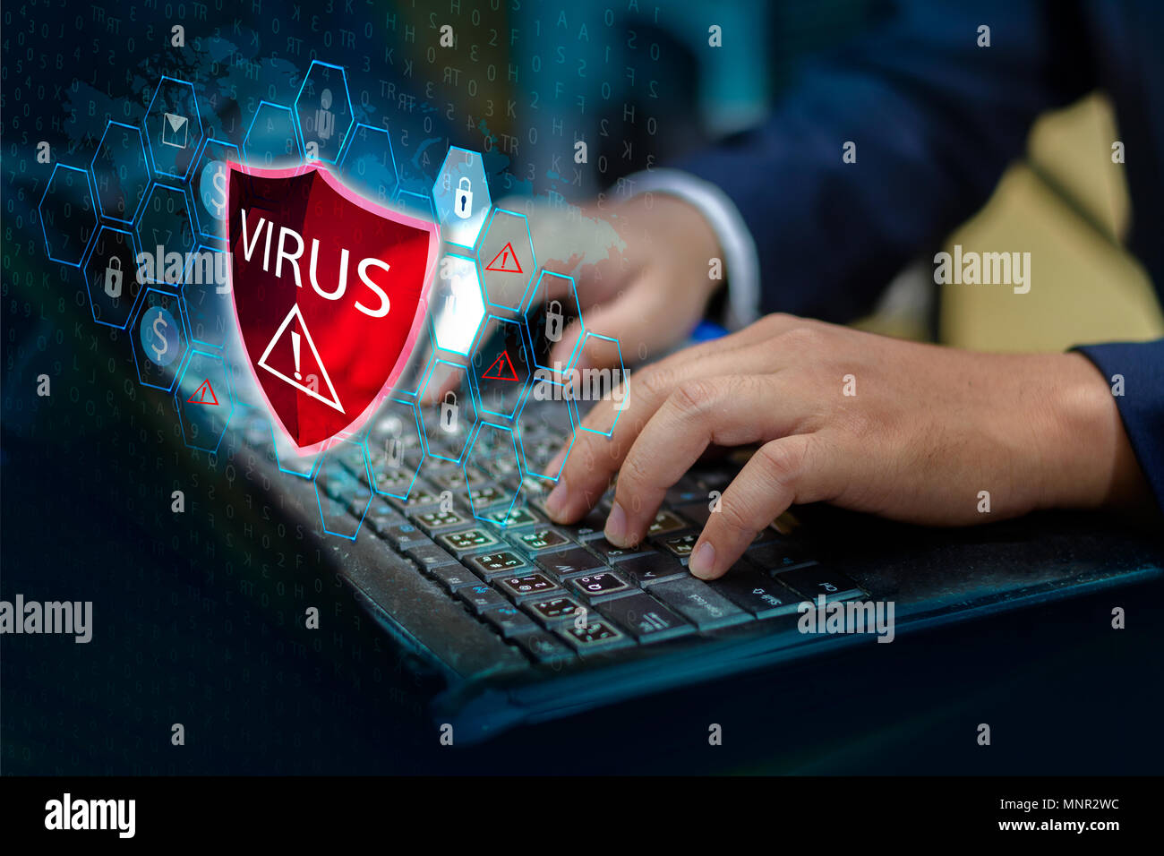 Drücken Sie die Taste Eingabe auf der Tastatur computer Schutzschild Virus rotes Ausrufezeichen Warnung Vorsicht Computer in dunklen Mit word Virus Stockfoto