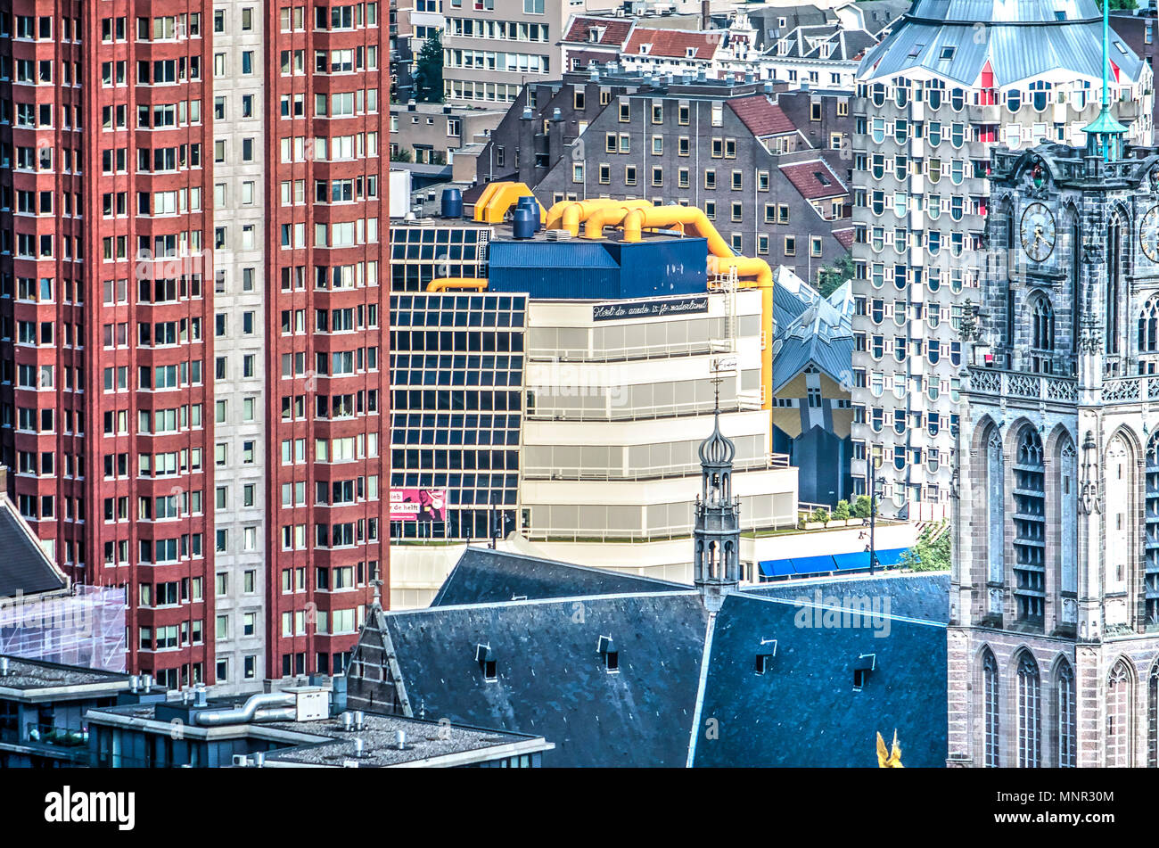 Rotterdam, Niederlande, 11. Mai 2018: Die weiße, gelbe und blaue Gebäude der öffentlichen Bibliothek aus den 80er Jahren, umgeben bij andere moderne Archi Stockfoto