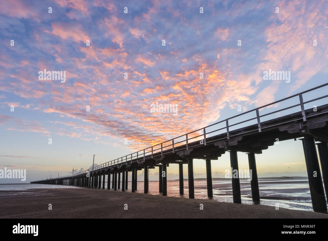 Sonnenaufgang über Urangan Pier, Hervey Bay, Fraser Coast, Queensland, Australien Stockfoto