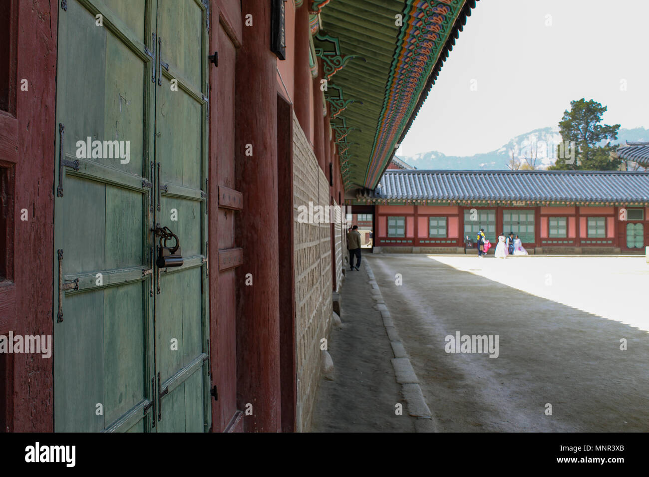 Mauer aus Stein und grün Vordächer Hof auf Gyeongbokgung Palast, Seoul, Korea Stockfoto