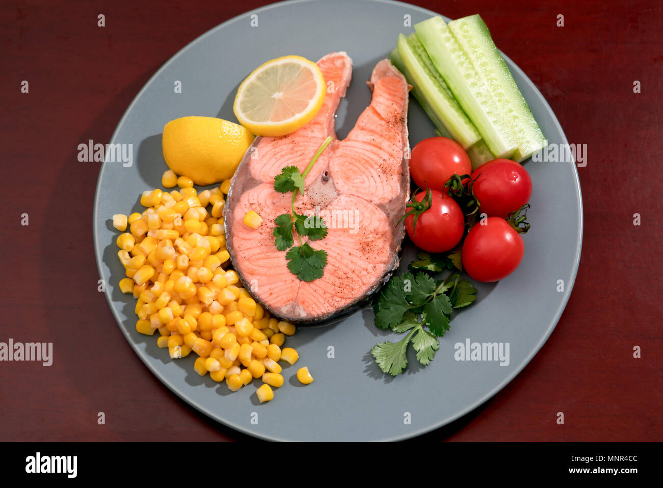 Gegrilltes Lachsfilet mit frischem Gemüse, Lebensmittel und Gemüse Konzept Stockfoto