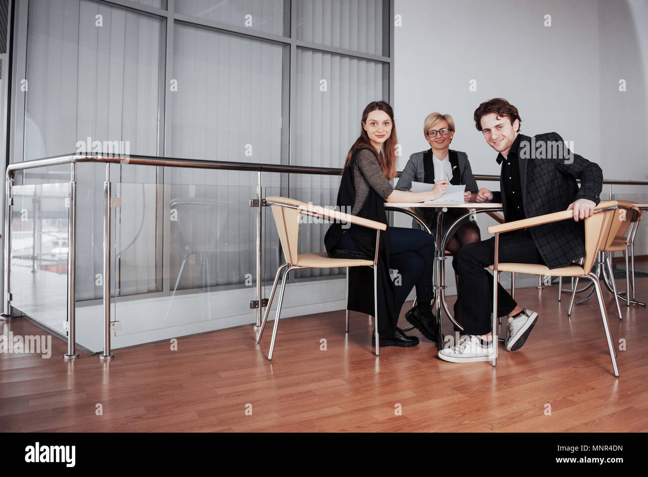 Wirtschaft, Technik und Büro Konzept - lächelnd Chefin im Gespräch mit Business-team Stockfoto