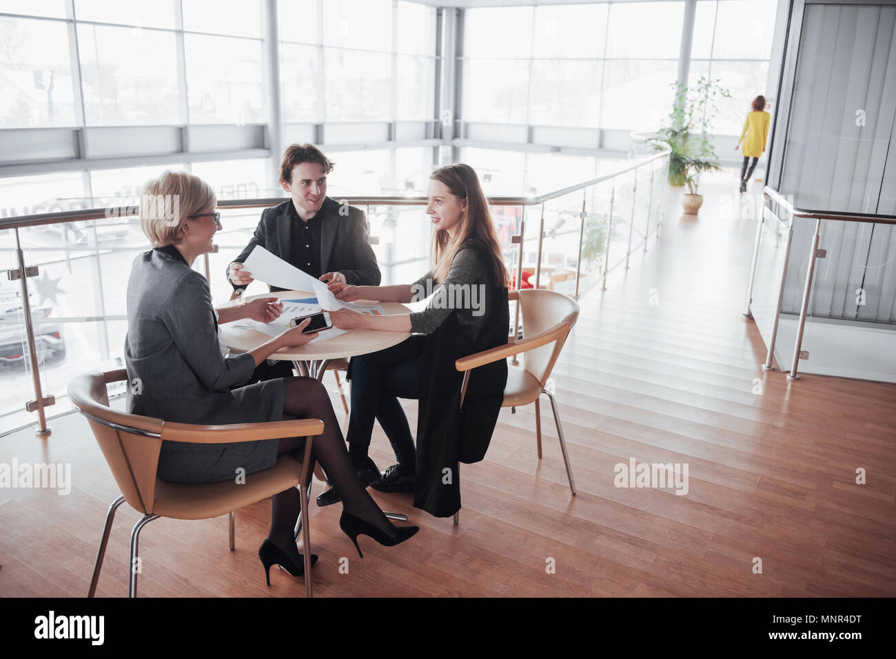 Wirtschaft, Technik und Büro Konzept - lächelnd Chefin im Gespräch mit Business-team Stockfoto