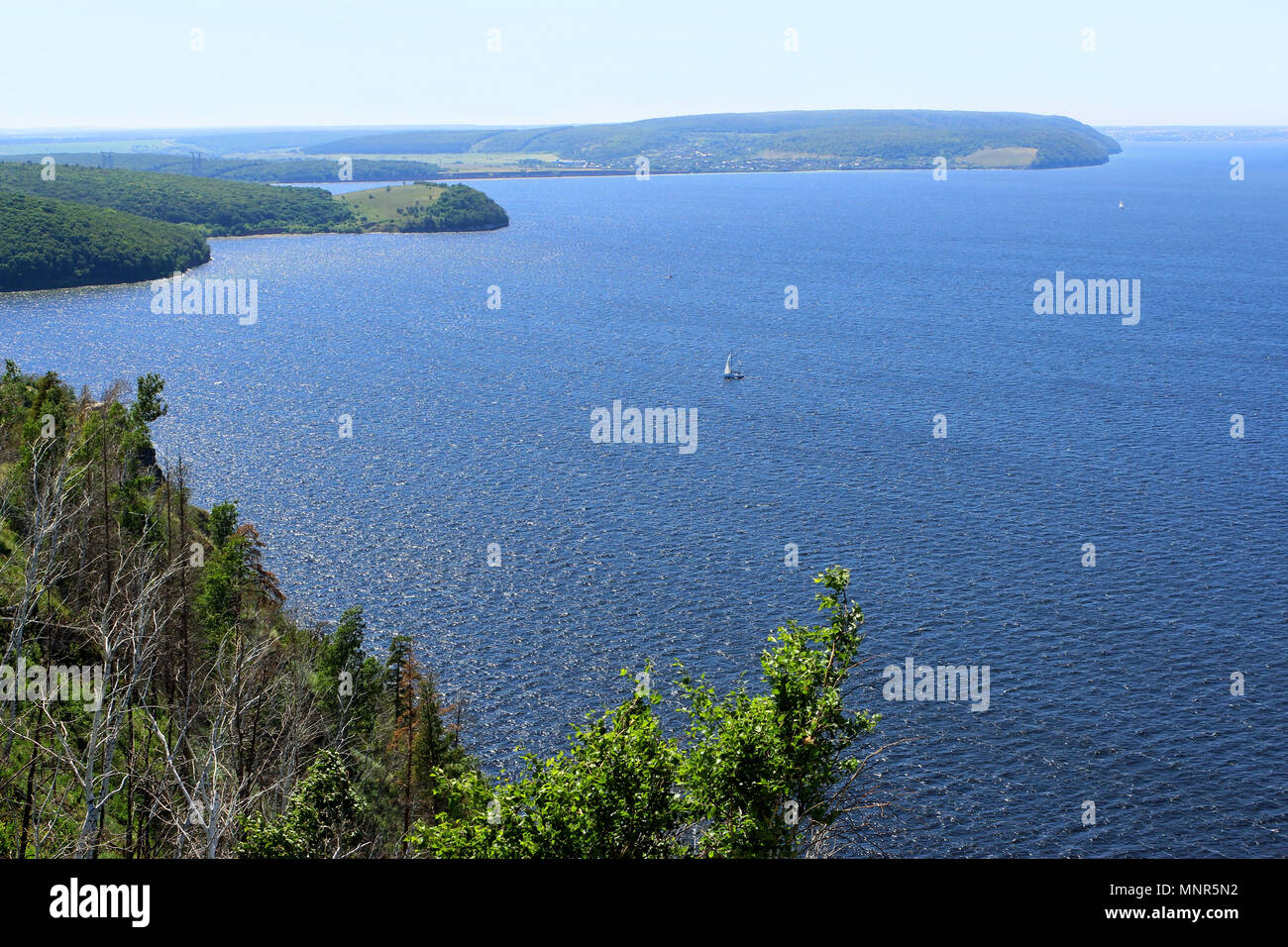 Sommer Landschaft mit Blick auf die Wolga in der Nähe von Samara von der Höhe des Vogelflugs. Stockfoto