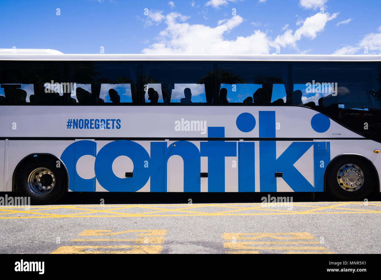 Einer Contiki-reisegruppe Bus in Neuseeland Stockfoto