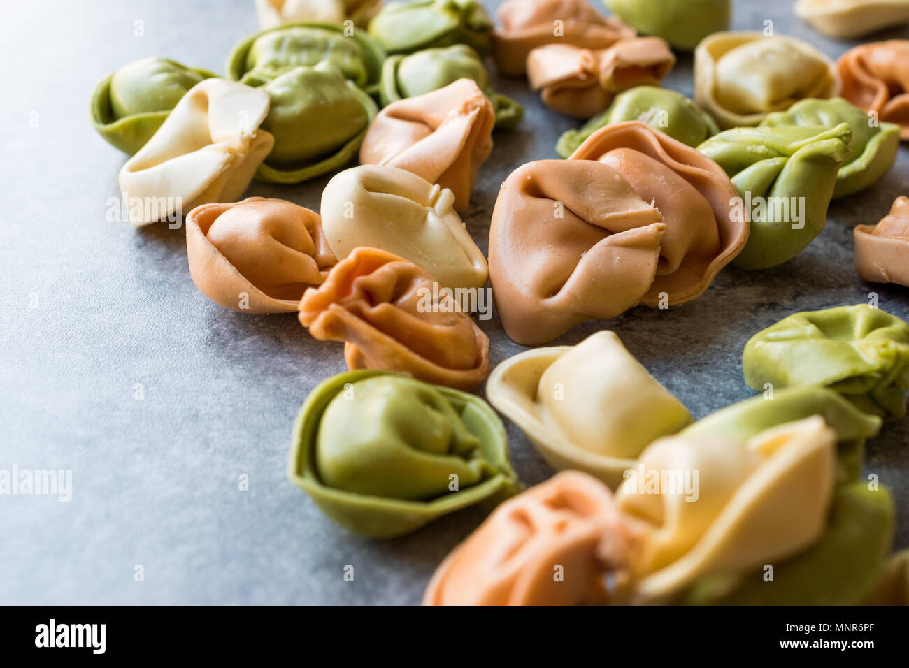 Farbige rohe Nudeln Tortellini/Multicolor/Bunt oder Tri gefärbt. Roh Essen. Stockfoto