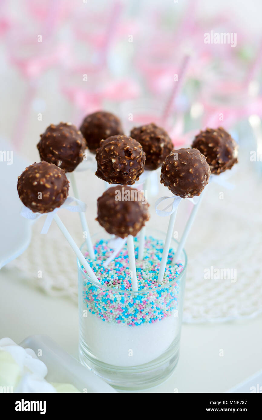 Schokolade Kuchen knallt auf ein Dessert Tabelle bei Party oder Hochzeit Feier Stockfoto
