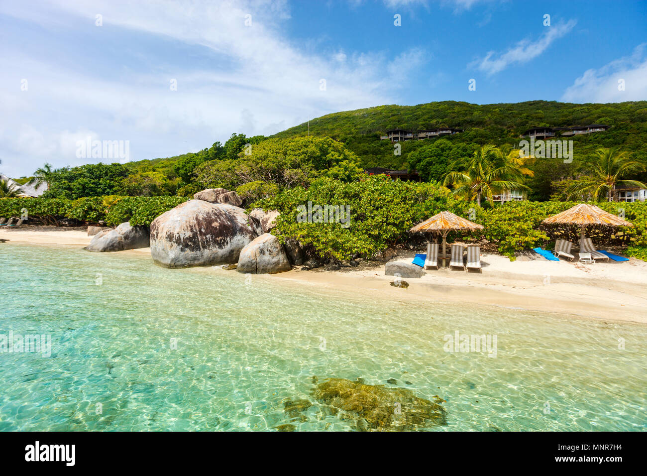 Schönen tropischen Strand mit Palmen, weißer Sand, türkises Meer Wasser und blauem Himmel auf den Britischen Jungferninseln in der Karibik Stockfoto