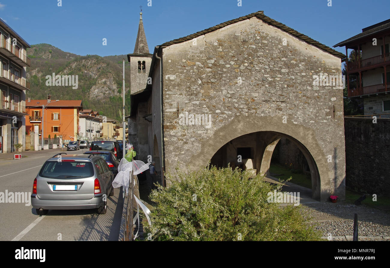 San Marco Ländliche mittelalterliche Kirche in Varallo Sesia, Piemont, Italien. Stockfoto