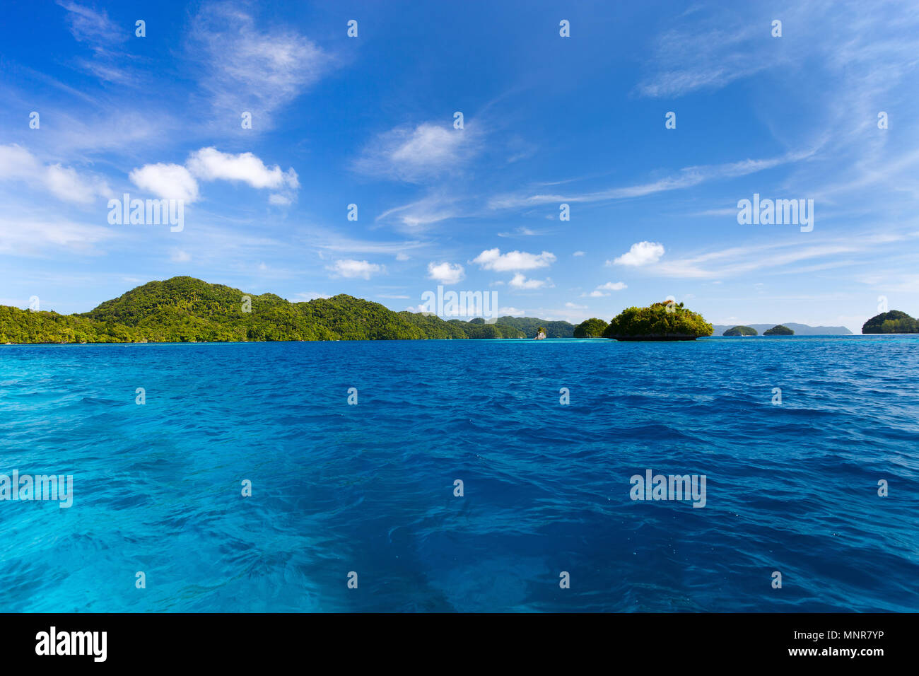 Malerische Lagune von Palau ist durch Hunderte von Kalkstein Inseln gekennzeichnet Stockfoto