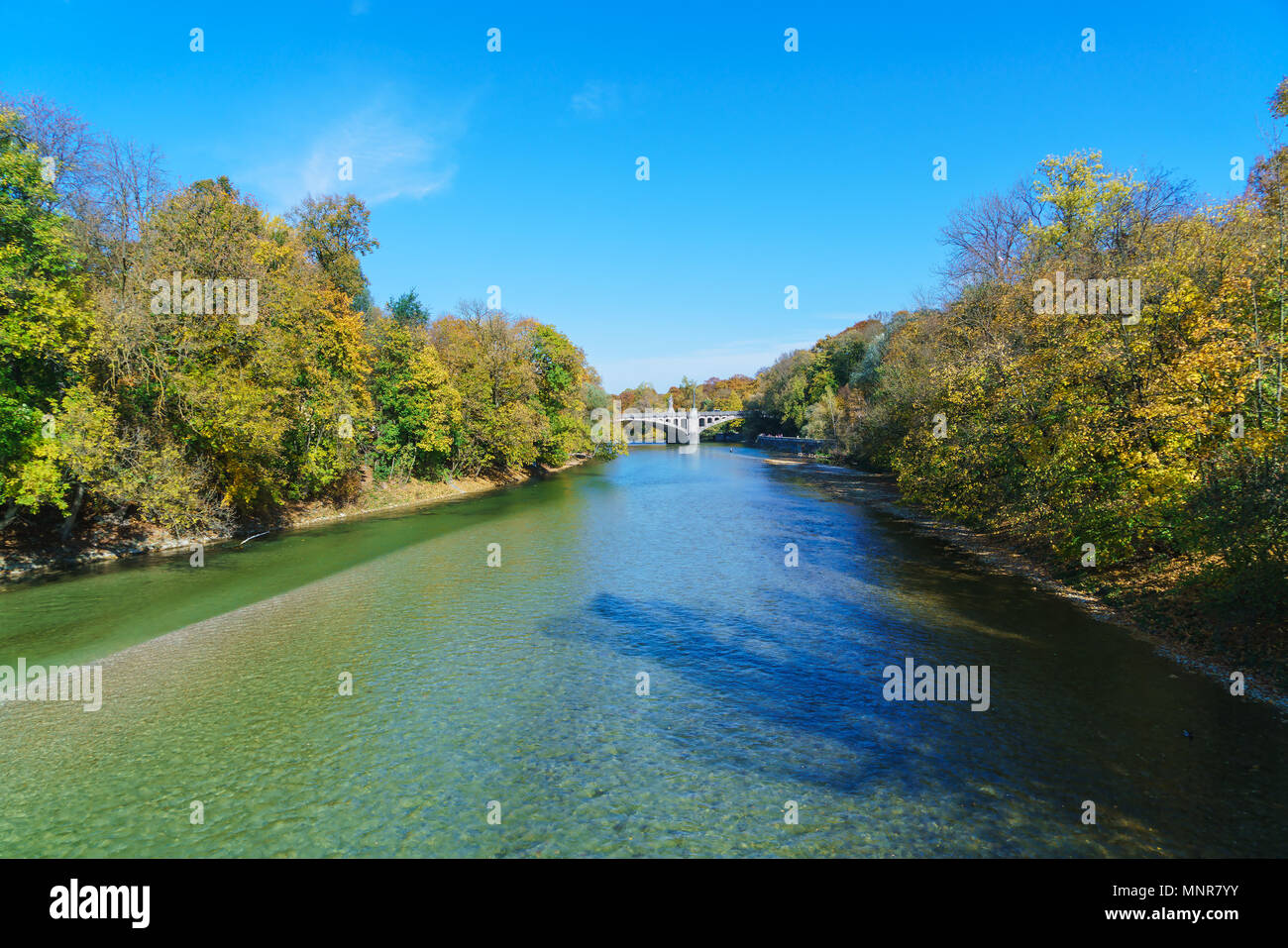 Maximiliansbrucke, berühmte Brücke thru Isar, München, Deutschland Stockfoto