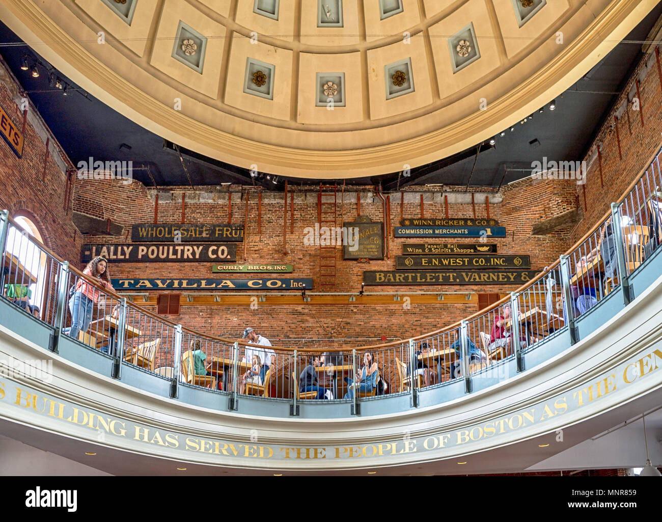BOSTON - 11. Juli: die Menschen besuchen Sie berühmte Quincy Market am 11. Juli 2017 in Boston. Quincy Markt stammt aus dem Jahre 1825 und ist ein wichtiges Reiseziel in Stockfoto