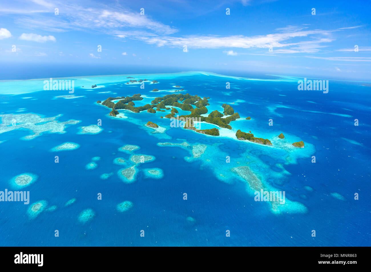 Wunderschöne Aussicht auf 70 Inseln in Palau von oben Stockfoto