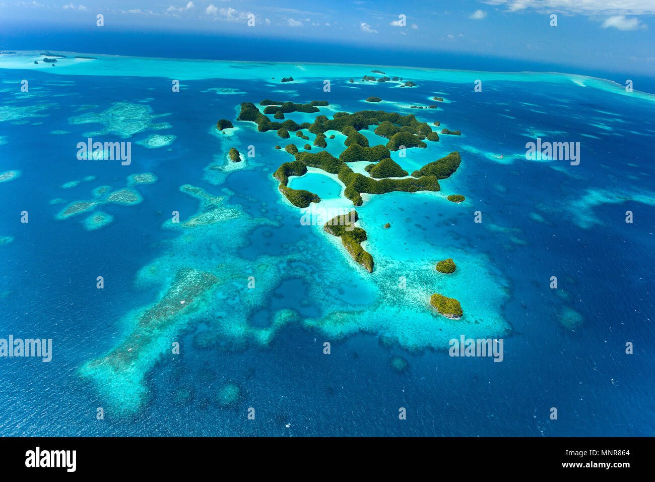 Wunderschöne Aussicht auf 70 Inseln in Palau von oben Stockfoto