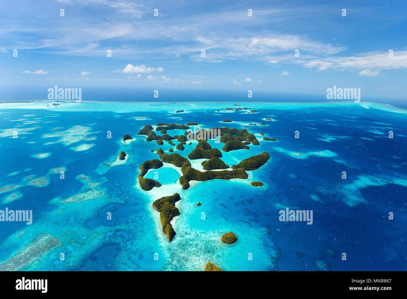 Wunderschöne Aussicht auf 70 Inseln Nationalpark in Palau von oben Stockfoto