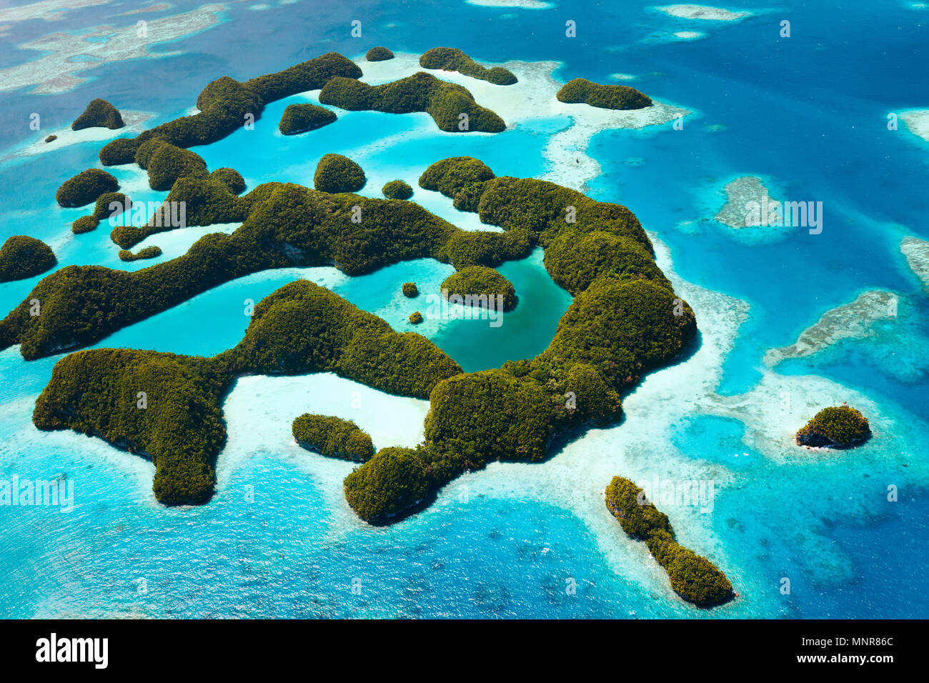 Schöne Aussicht auf den tropischen 70 Islands National Park in Palau von oben Stockfoto