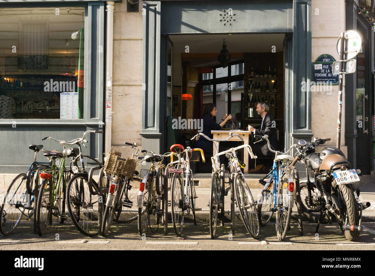 Private Fahrräder Parken auf der Straße in Paris, Frankreich. Stockfoto