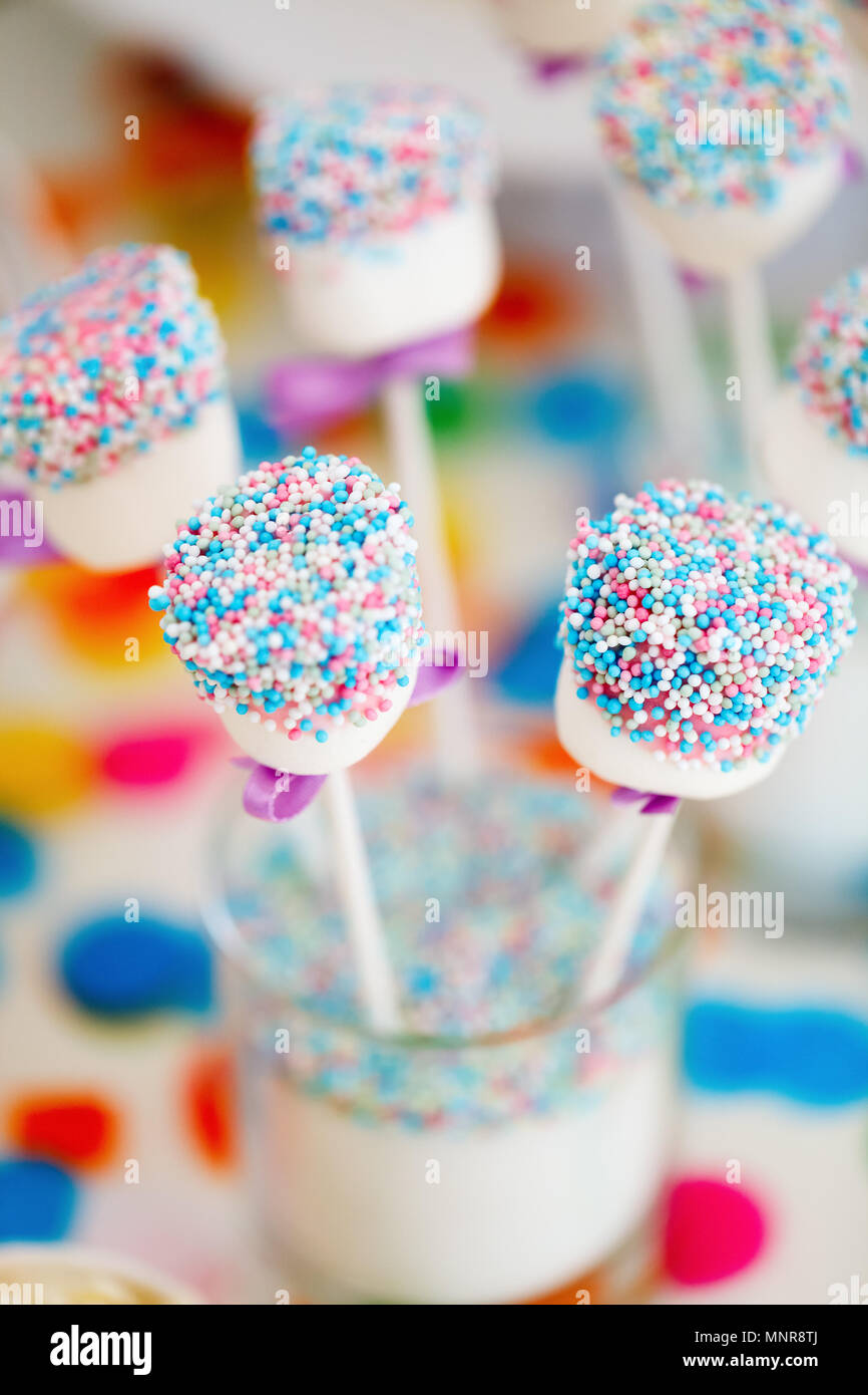 Bunte Dekoration Kindergeburtstag Tisch mit Marshmallows und Süßigkeiten  Stockfotografie - Alamy