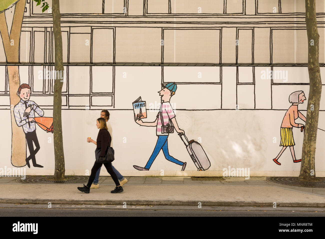 Menschen zu Fuß vorbei an der verzierte Fassade von La Samaritaine, ehemaliges Kaufhaus in Paris, Frankreich. Stockfoto