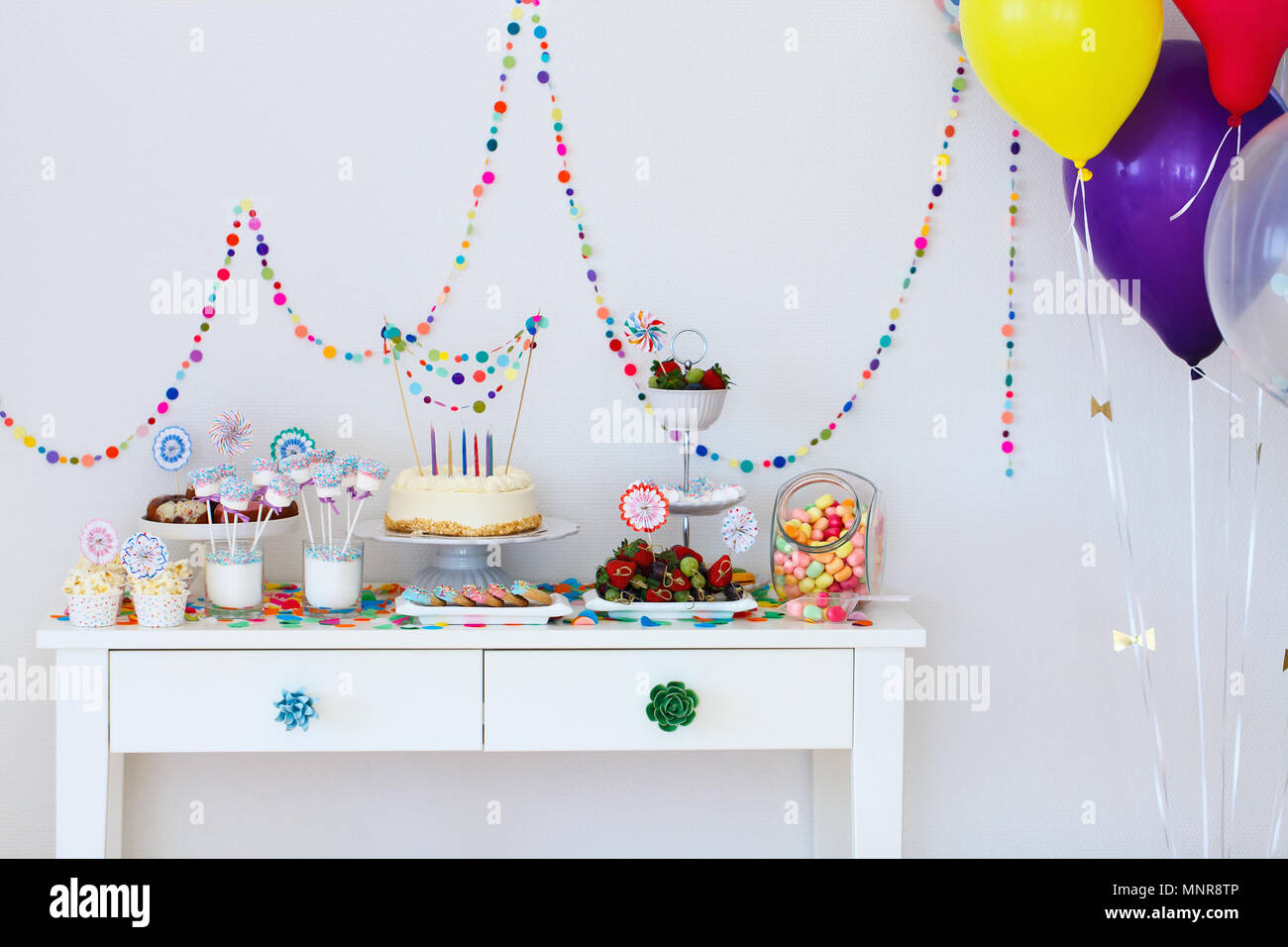 Kuchen, Süßigkeiten, Marshmallows, cakepops, Früchte und andere Süßigkeiten auf Desserttellern tisch Kindergeburtstag Stockfoto
