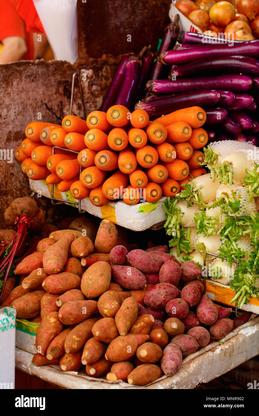 Frisches Bio-Gemüse am Markt im Freien Stockfoto