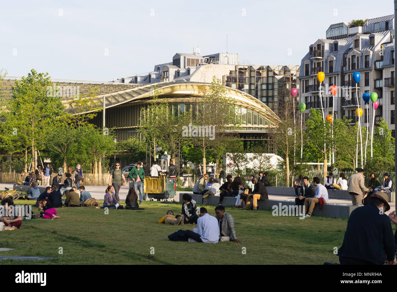 Menschen entspannen in einem Park in Les Halles, Paris, Frankreich. Stockfoto