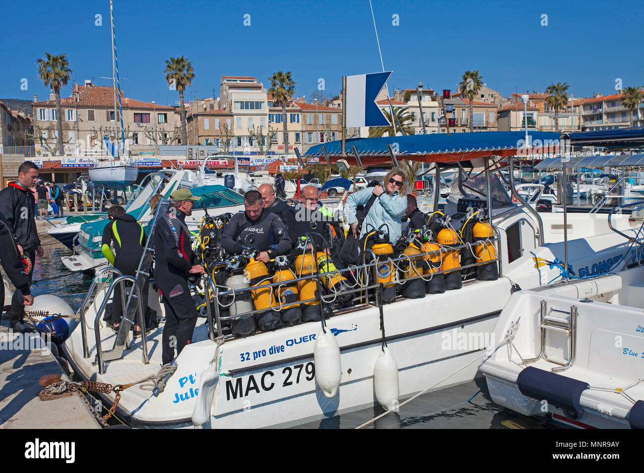 Scuba Diver tauchen Boot im Hafen von La Ciotat, Bouches-du-Rhône der Region Provence-Alpes-Côte d'Azur, Südfrankreich, Frankreich, Europa Stockfoto