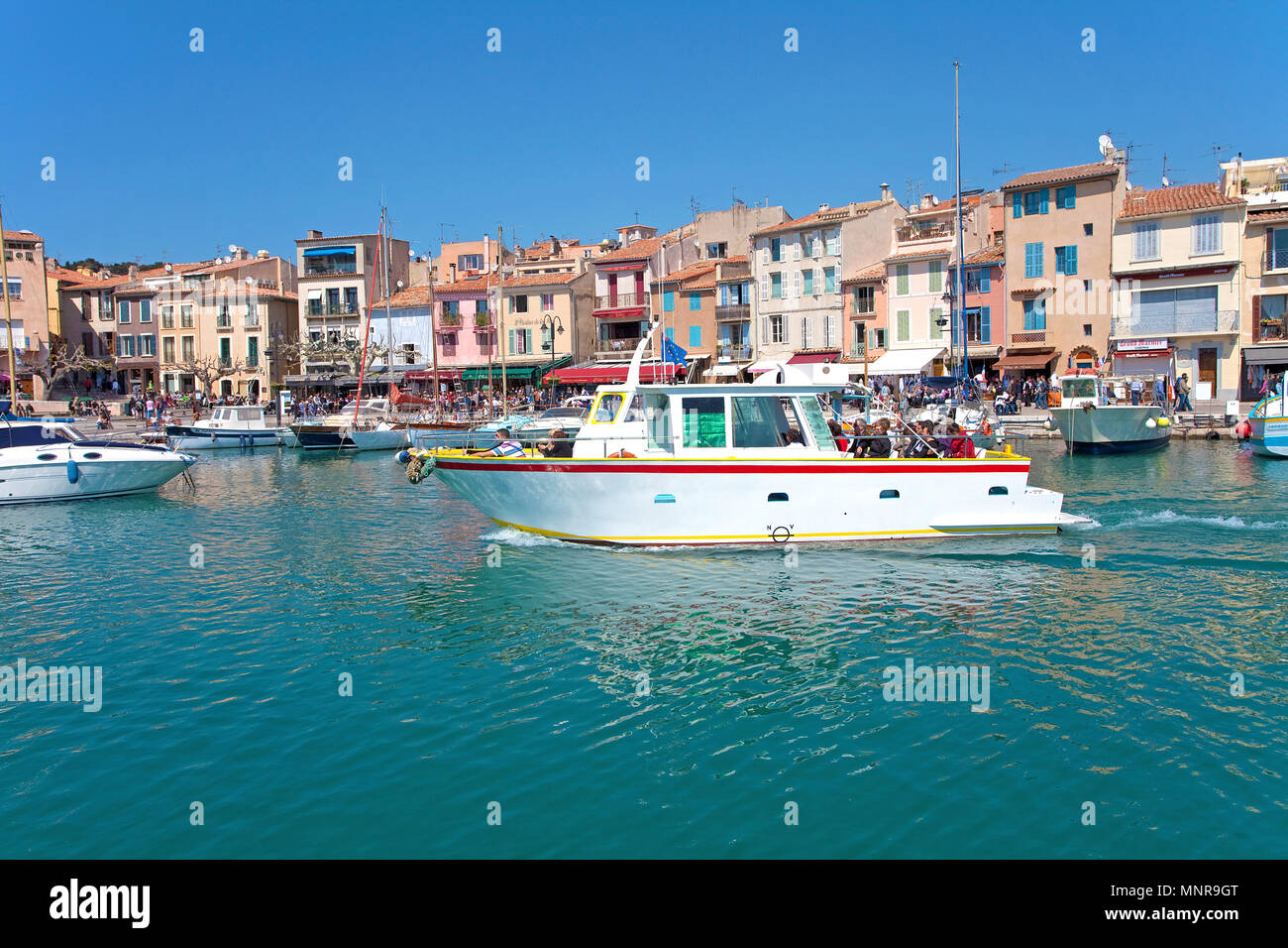 Ausflugsschiff zu Calanques am Hafen von Cassis, Bouches-du-Rhône der Region Provence-Alpes-Côte d'Azur, Südfrankreich, Frankreich, Europa Stockfoto Ausflugsschiff zu Calanques am Hafen von Cassis, Bouches-du-Rhône der Region Provence-Alpes-Côte d'Azur, Südfrankreich, Frankreich, Europa Stockfoto