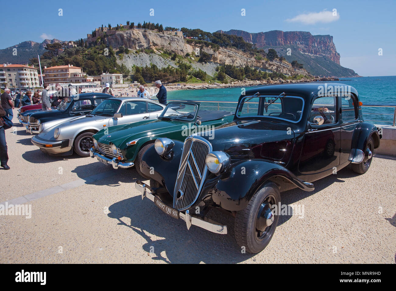 Klassische Autos am Hafen von Cassis, Bouches-du-Rhône der Region Provence-Alpes-Côte d'Azur, Südfrankreich, Frankreich, Europa Stockfoto