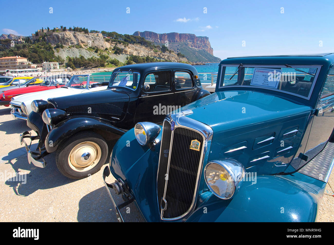 Klassische Autos am Hafen von Cassis, Bouches-du-Rhône der Region Provence-Alpes-Côte d'Azur, Südfrankreich, Frankreich, Europa Stockfoto