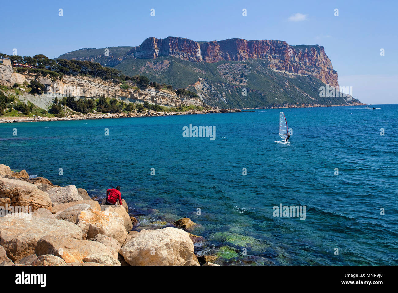 Surfer am Cap Canaille, Cassis, Bouches-du-Rhône der Region Provence-Alpes-Côte d'Azur, Südfrankreich, Frankreich, Europa Stockfoto