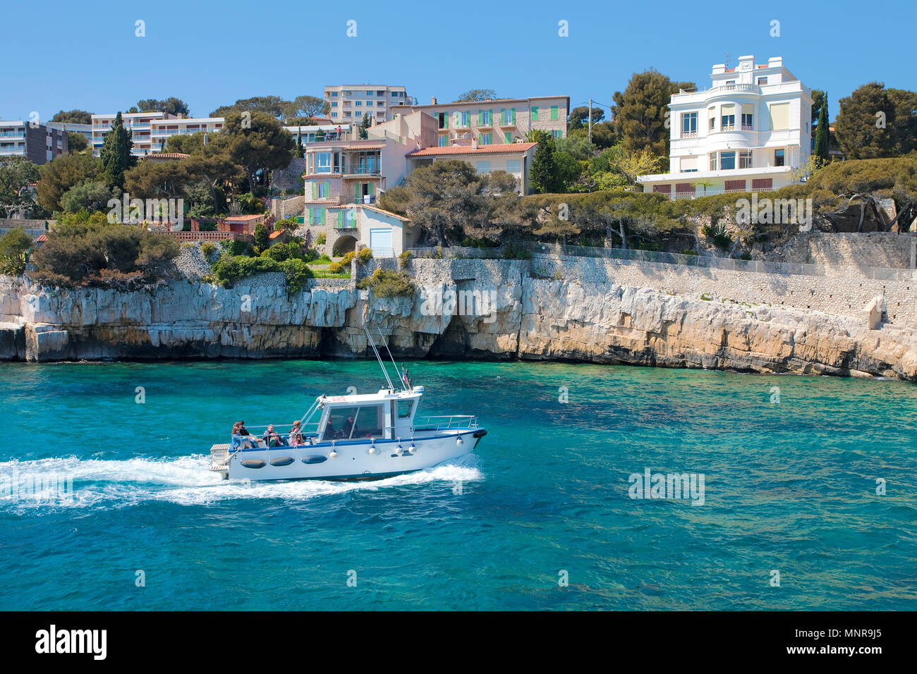 Motorboot an der felsigen Küste von Cassis, Bouches-du-Rhône der Region Provence-Alpes-Côte d'Azur, Südfrankreich, Frankreich, Europa Stockfoto