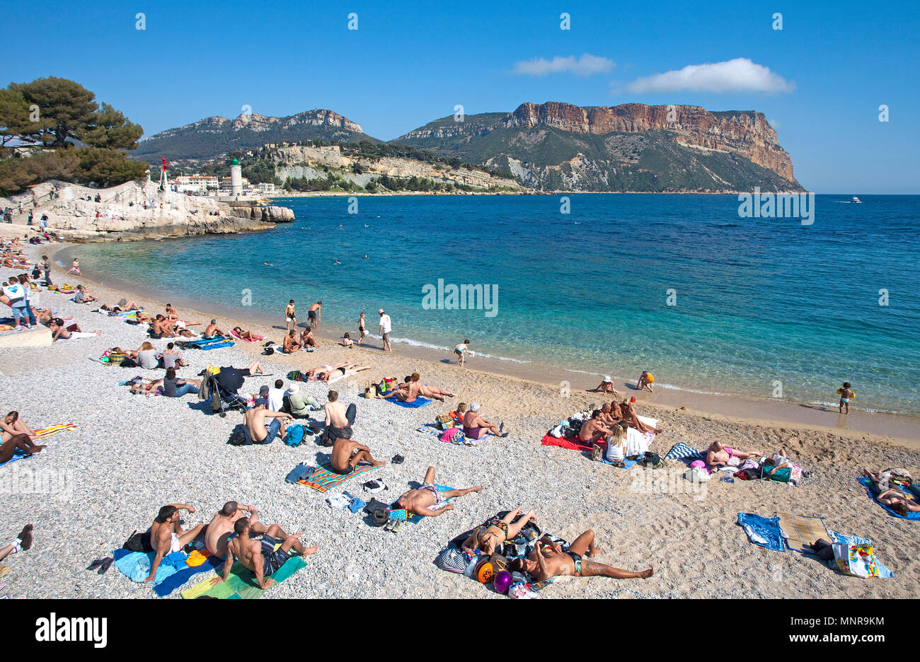 Badestrand und Cap Canaille bei Cassis, Bouches-du-Rhône der Region Provence-Alpes-Côte d'Azur, Südfrankreich, Frankreich, Europa Stockfoto