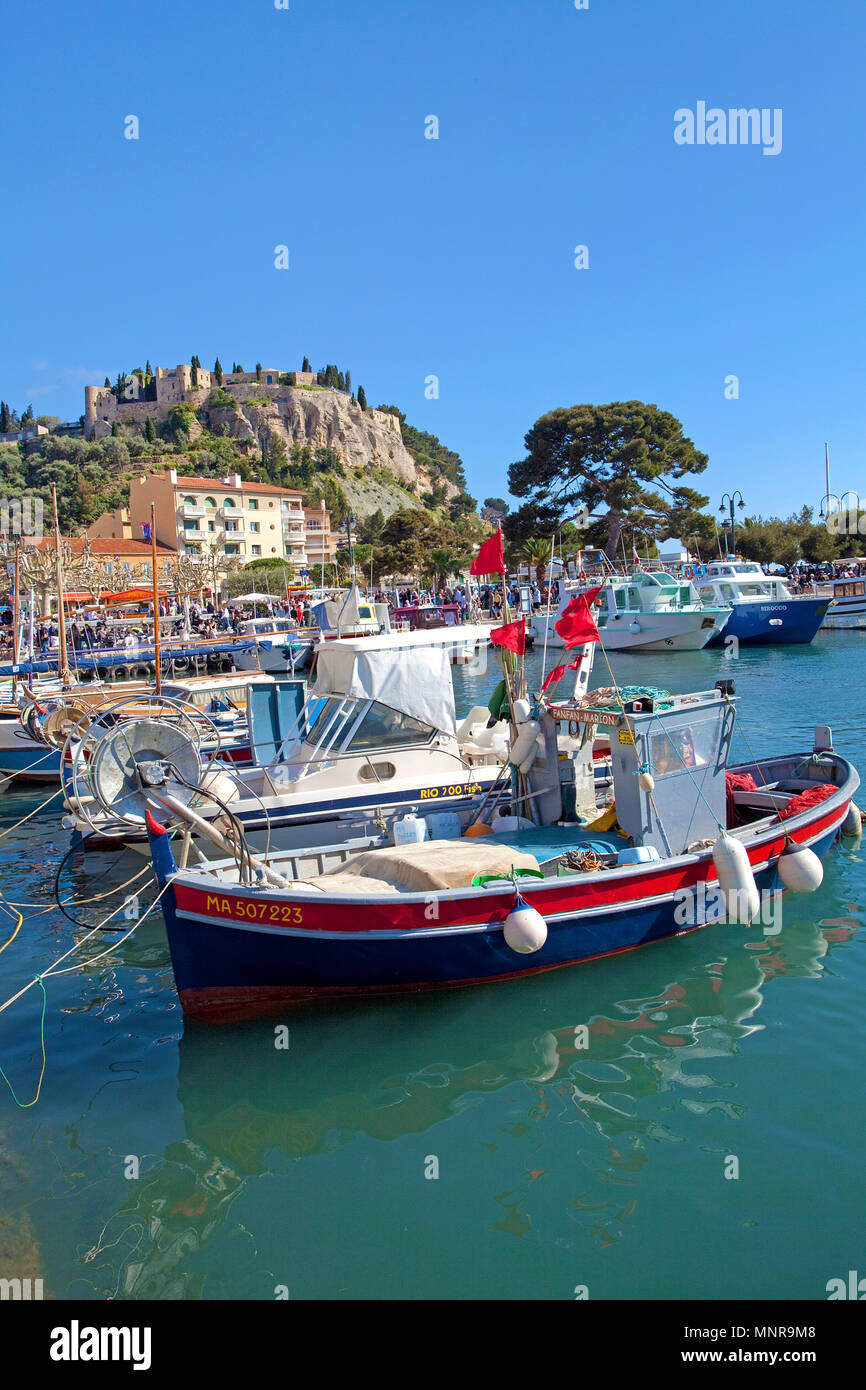 Den Hafen und das Chateau von Cassis, Bouches-du-Rhône der Region Provence-Alpes-Côte d'Azur, Südfrankreich, Frankreich, Europa Stockfoto