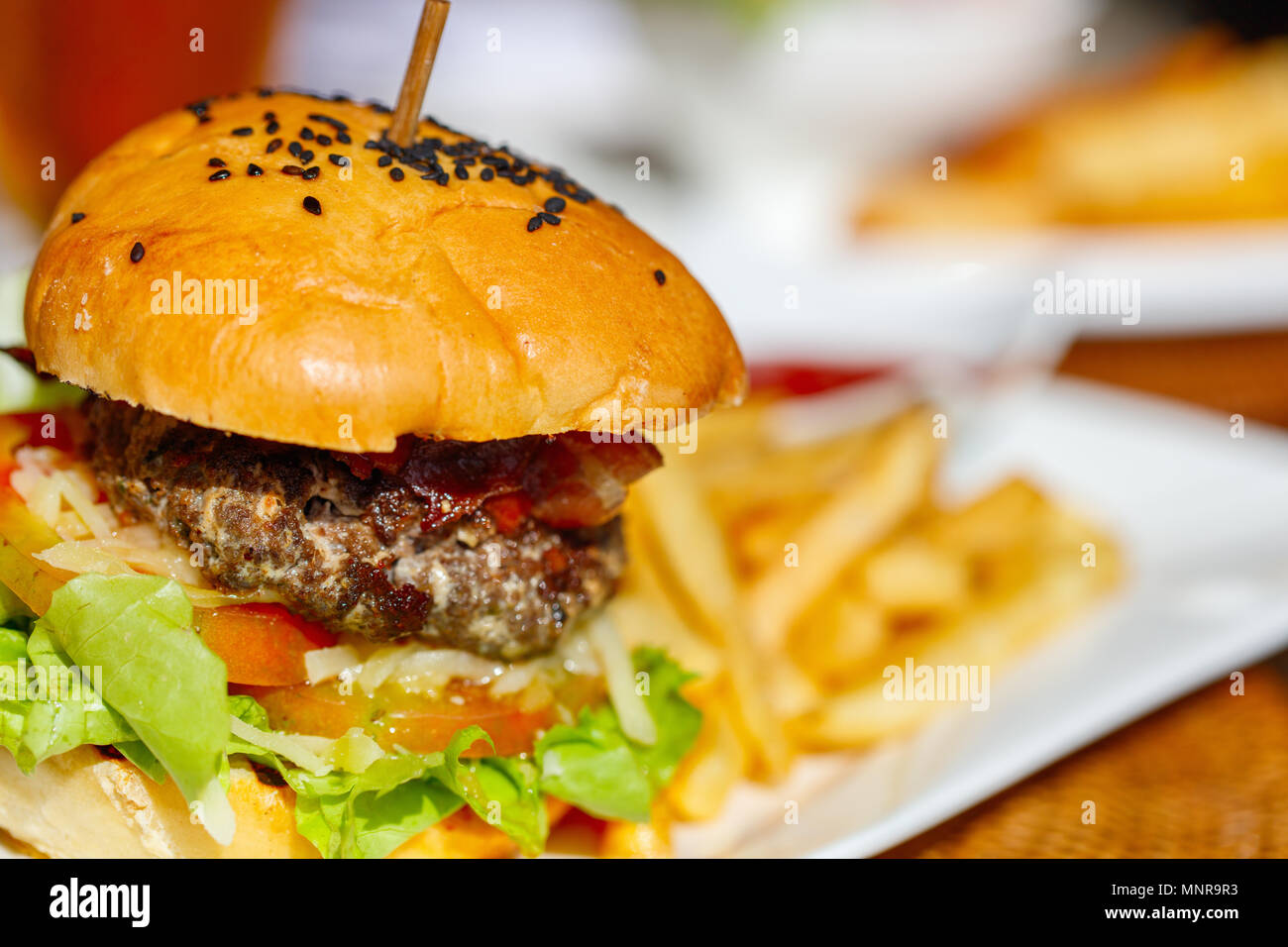 Nahaufnahme von köstlichen frischen Burger mit Käse und Speck Stockfoto