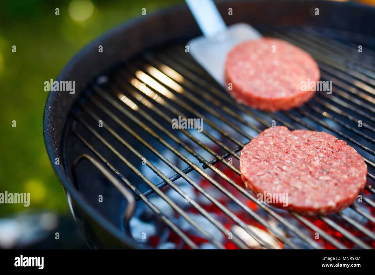 Grillen burger Fleisch Schnitzel für hausgemachte Burger Kochen im Freien  im Sommer Tag Stockfotografie - Alamy