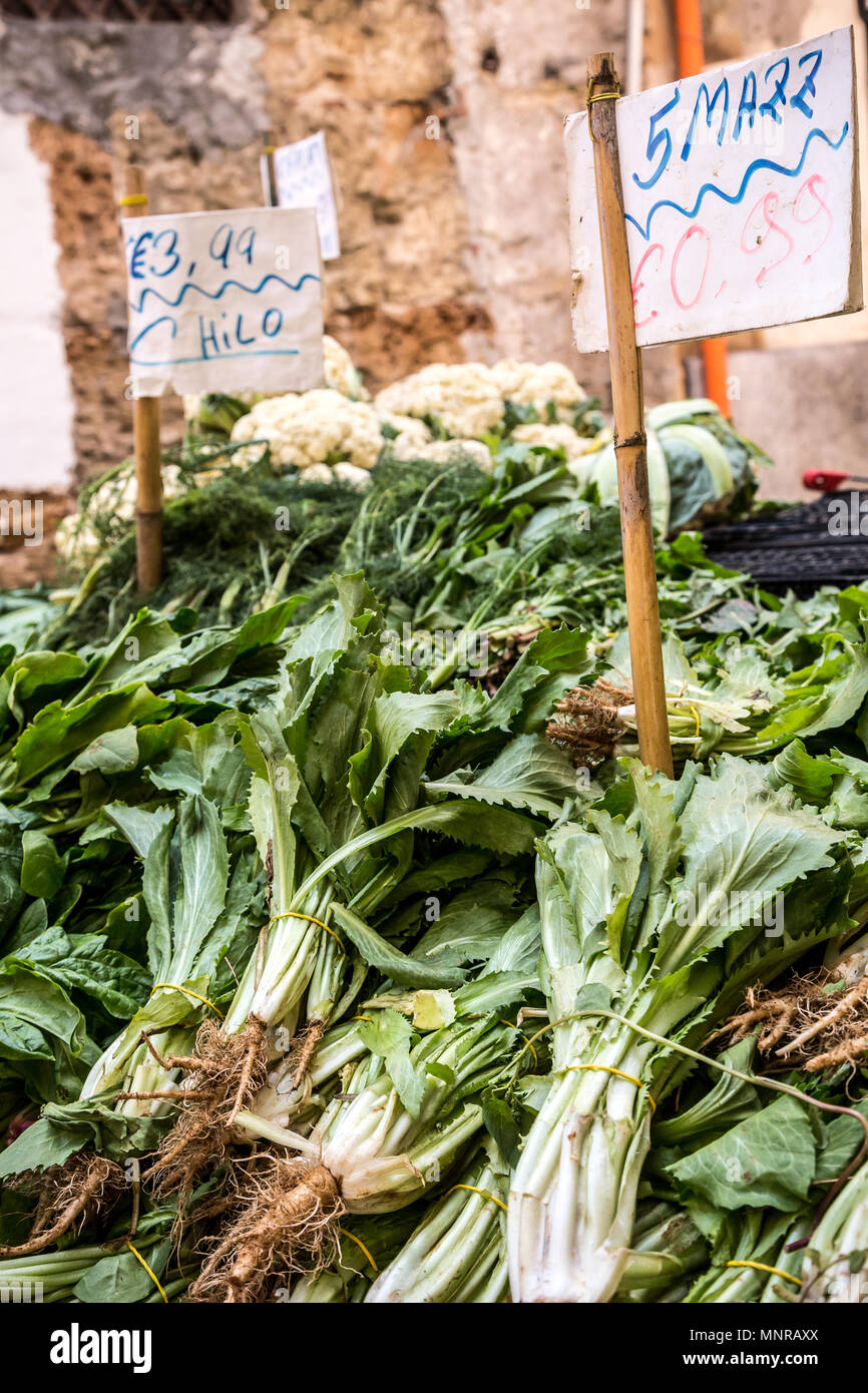 Grünes Gemüse für den Verkauf auf Balaro Markt in Palermo, Sizilien bereit  Stockfotografie - Alamy