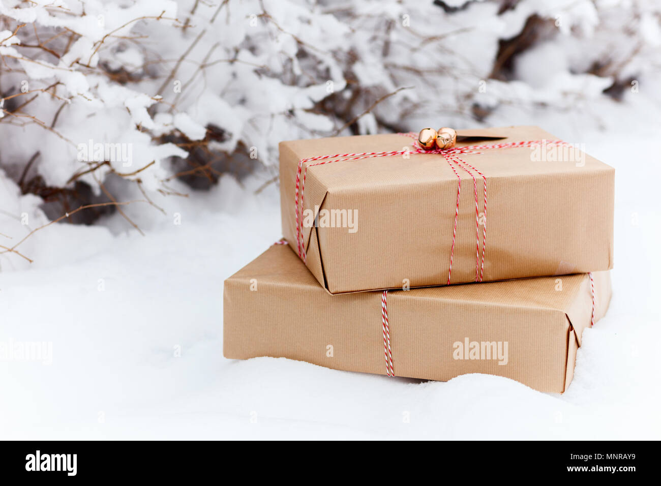 Weihnachten Geschenk Boxen auf Schnee im Winter Tag Stockfoto