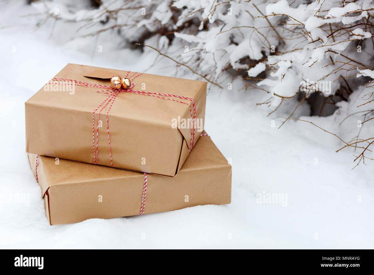 Weihnachten Geschenk Boxen auf Schnee im Winter Tag Stockfoto
