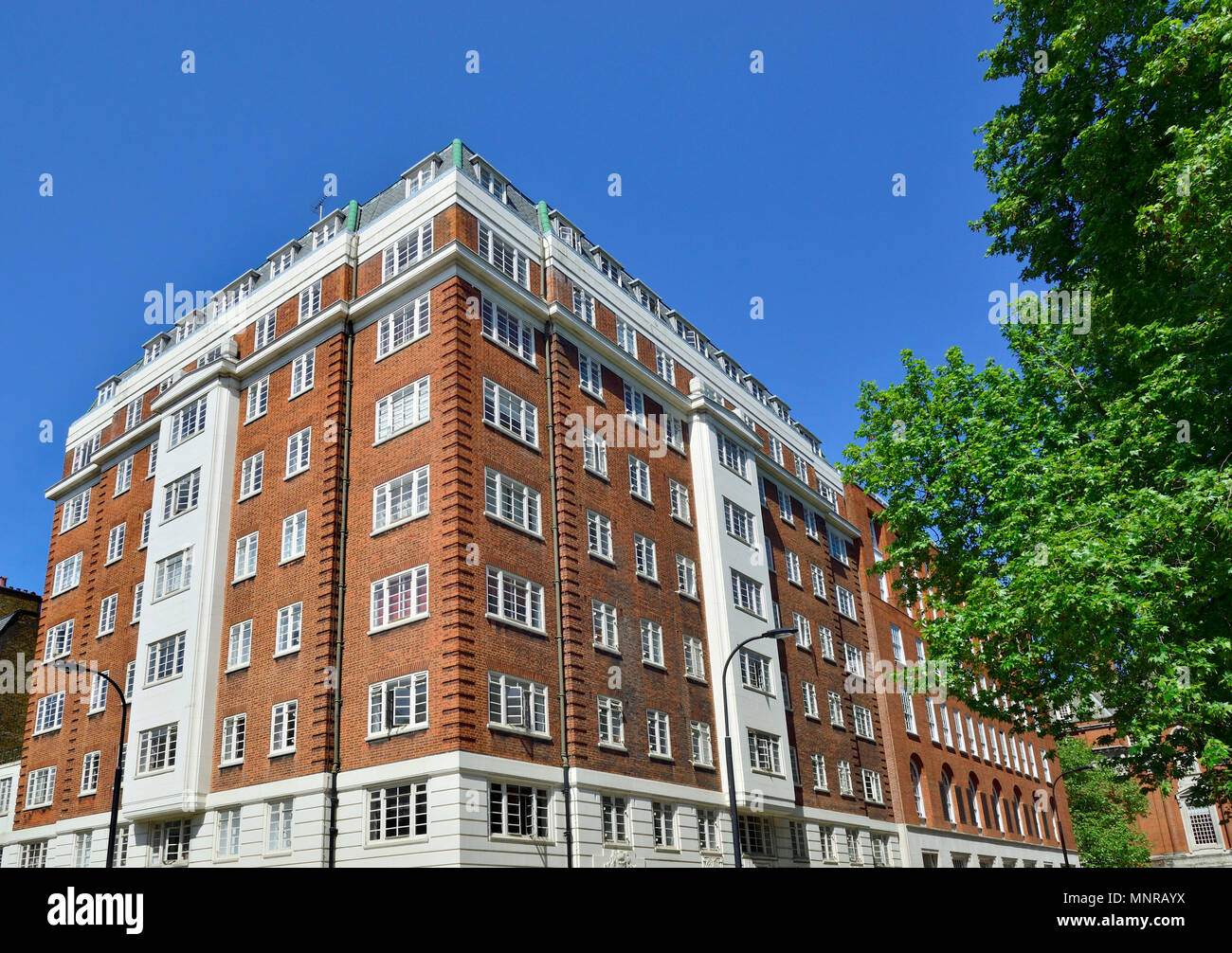 Tavistock Gericht, Art Deco Mansion in Tavistock Square, Bloomsbury, London, England, UK. 8-stöckiges Wohnhaus 1935: Art Deco Stockfoto