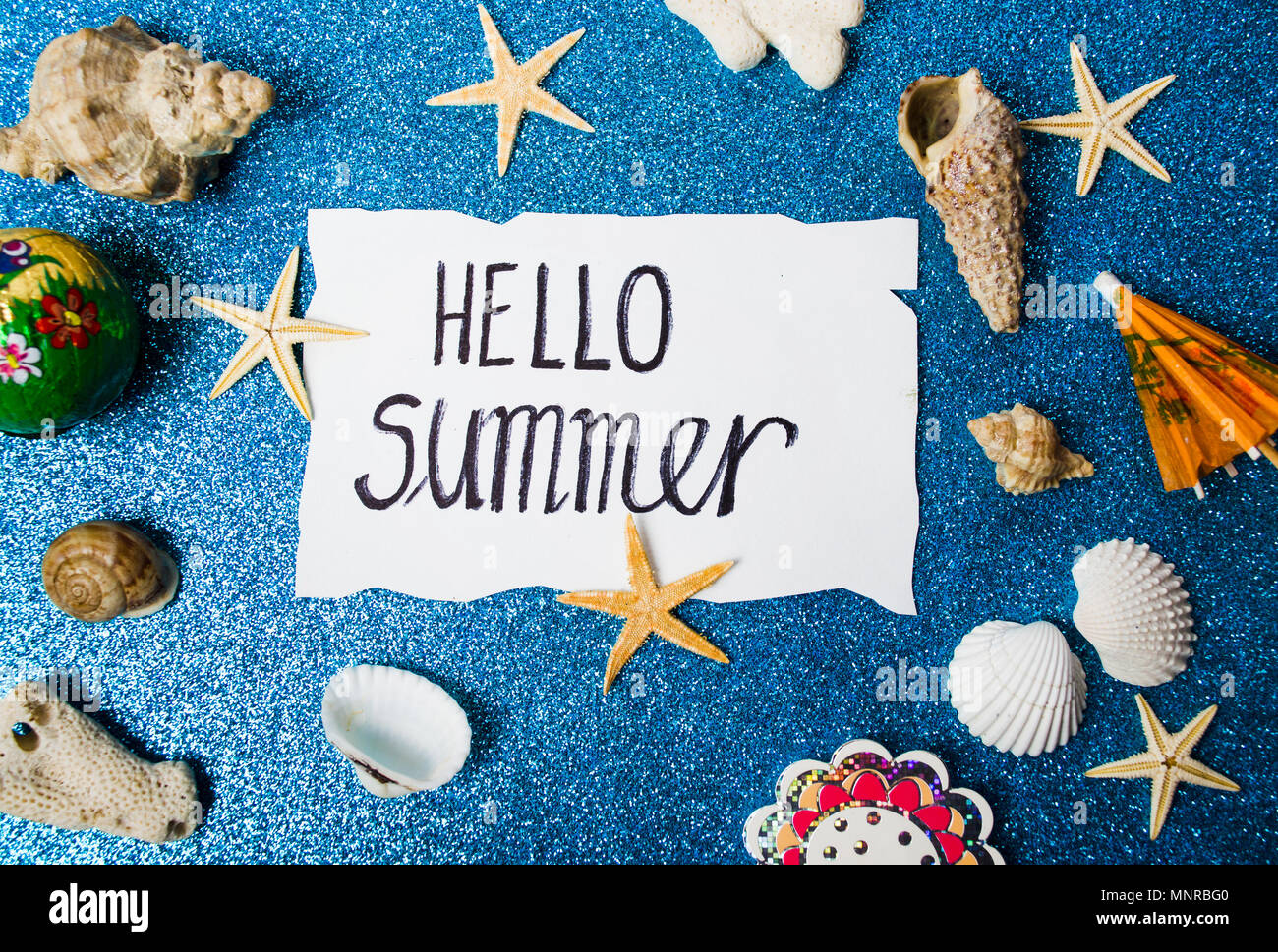Hallo Sommer Karte mit Meer zugehörige Objekte Top View Stockfoto