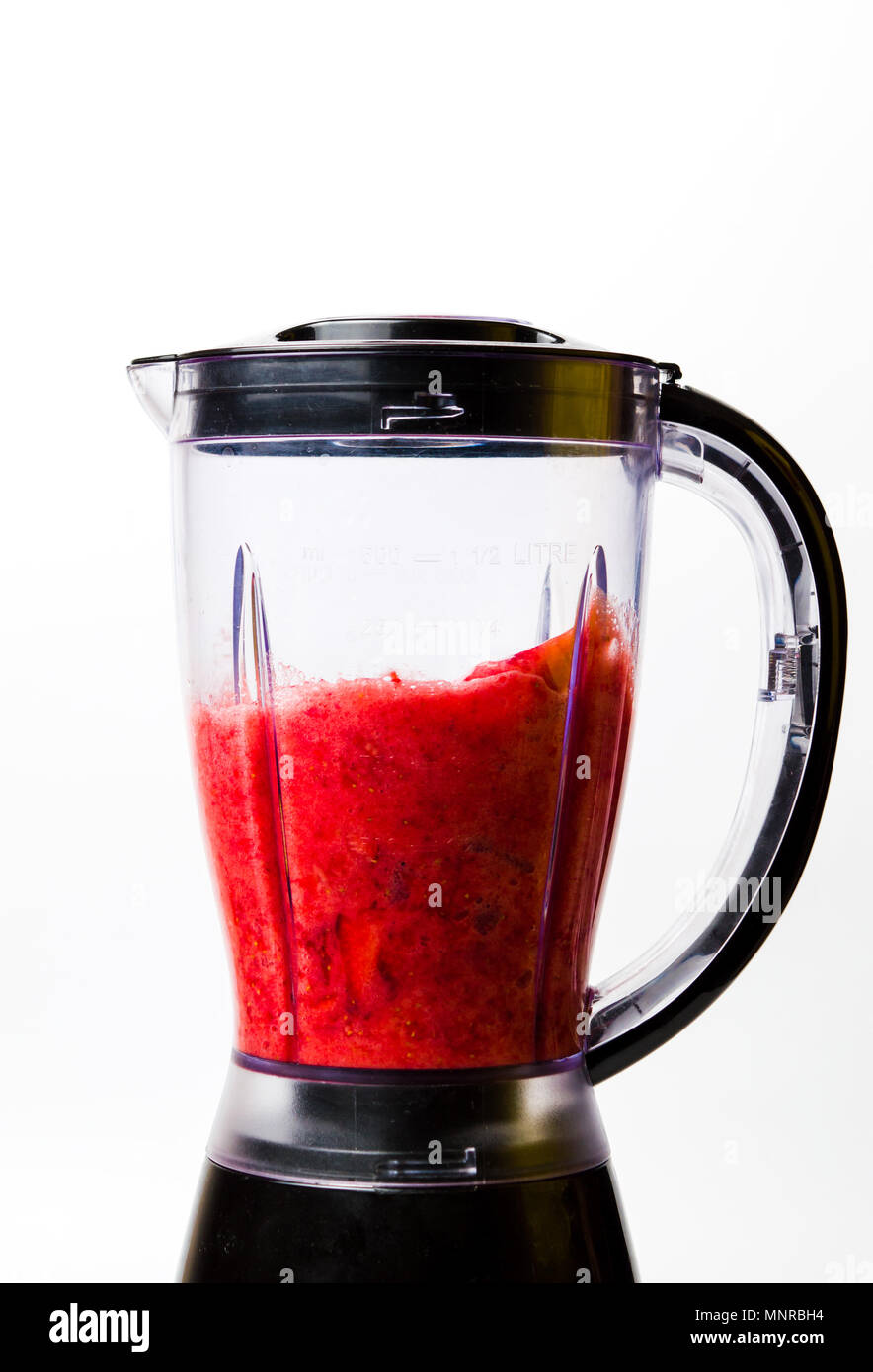 Strawberry smoothie Blending in einen Mixer isoliert Stockfoto