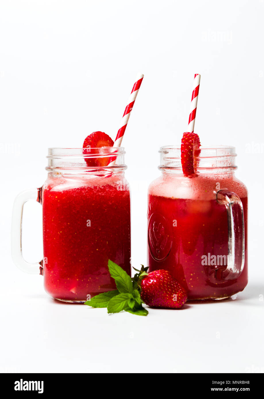 Strawberry Smoothie in das Glas isoliert auf weißem Stockfoto