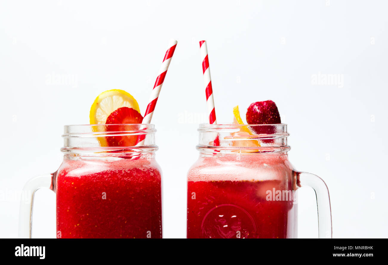 Strawberry Smoothie in das Glas isoliert auf weißem Stockfoto