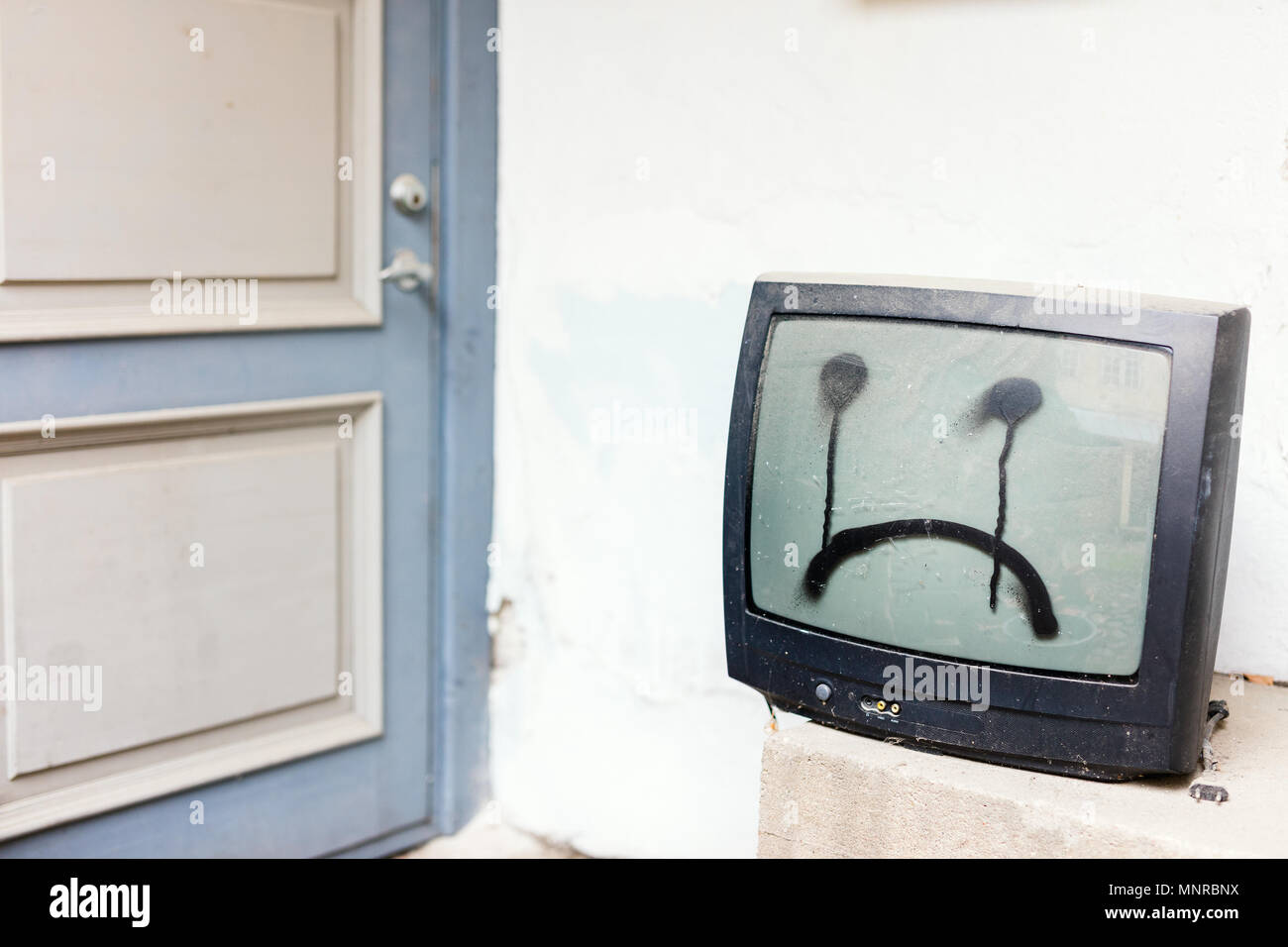 Vintage TV mit traurigem Gesicht auf es gezeichnet Stockfoto